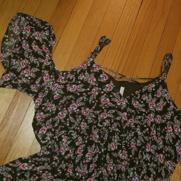 Floral Romper with open shoulders - Picture 3 of 5